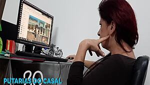 Παντρεμένη γυναίκα καλεί τεχνικό υπολογιστών για βοήθεια, καταλήγει να τον καβαλάει σκληρά;