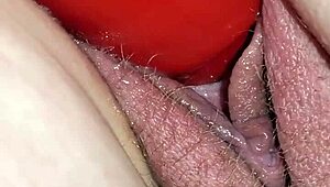 Хей, искаш ли да видиш зряла милф с близалка, наведена за масивно дилдо?