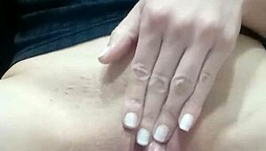 Apretándome la conchita, fingering my shaved pussy so hard!