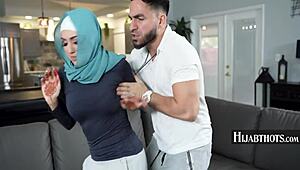 Chlapík, táto mladá moslimská futbalistka bola obchytkaná trénerom - Violet Gems! 😳