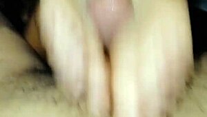 用我的鸡巴唤醒表妹的脚，她帮我手淫直到射在她脚上。