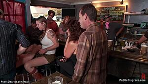 Blondinka milf vzame analni gangbang na javnem mestu.