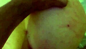 peguei minha amiga brincando e abri a bunda dela