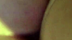 peguei minha amiga brincando e abri a bunda dela