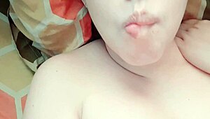 Que rica Colombiana! Hijastra culona se masturba en el baño y sigue tocando en su cuarto.