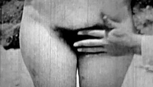 Някога, винтидж лесбийки изследваха космати путки в диви ретро сцени