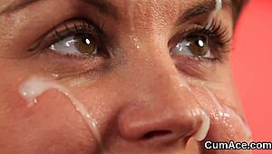 ¡Guau, la modelo sexy traga hasta la última gota de semen!