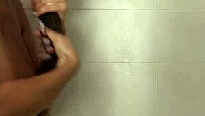 De belle forme pour cette milf qui s exhibe en live dans sa douche. Cougar webcam tease.