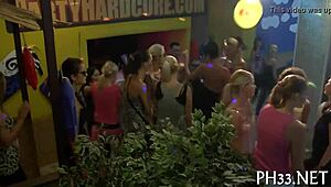 狂欢色情管让我们今晚全湿野了