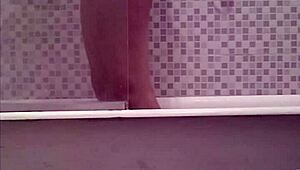 Mi hermana espiada mientras se bana