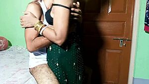 शर्ट बटन सीना सीखना परिवार में चौंकाने वाला गर्म मोमेंट बन जाता है