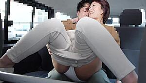 新人妻子Akina Nagahara回归狂野三人性爱