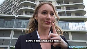 Mec, cette chaude employée d'hôtel vient de prendre une bite massive en public