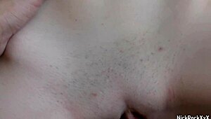 Хей, тийн курво 18+, защо путката ти е толкова мокра?