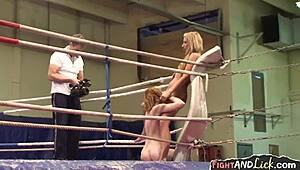 Chaudes blondes lesbiennes se battent pour dominer la chatte