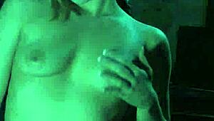 เฮ้ย ดูดาห์เลียหีตัวเองในความมืด