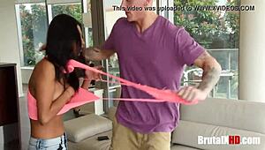 الأخت تتناك بقوة في كسها لأنها سرقت من أخوها