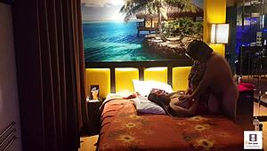 Coppia amatoriale peruviana si scatena in outfit con corsetto rosso