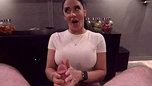 Coquineries chaudes dans la salle de ciné avec Sheena Ryder et la mère de mon pote