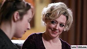 Ehi, MILF lecca un fan di hentai in un gioco di ruolo selvaggio