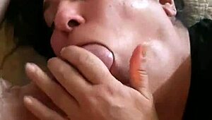 Вау, Вампира1 пуши курац и трља пичку на кревету... тако вруће!