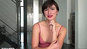 Słodka brunetka z małymi cyckami dostaje deepthroat loda