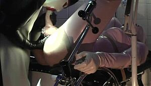 Asistentă de cauciuc Agnes oferă tratament anal extrem parte 1!