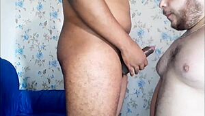 Tlustý chlap cucá svému rovnému kámošovi v části 2