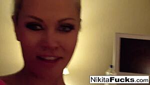 Hé check geile milf Nikita in visnetkousen solo sessie