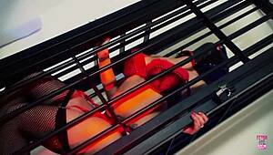 “你能相信这个调皮的黑发妹从紧身捆绑笼子里逃出来，只为了舔舐和崇拜那个辣妹的大屁股和假奶子吗？”