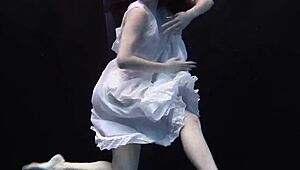 うわ、Andrejkaが水中ストリップしてるぜ！🏊‍♀️