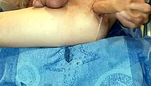 écarte mes jambes, je vais jouir avec ce jouet anal hardcore