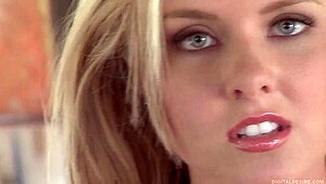 Blåøyd skjønnhet viser frem enorme perfekte pupper