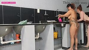 nova modalidade no trabalho nao usamos mais roupas e eu to louco pra foder essa tatuada milf interracial com fisting rough e cum no cu