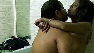 O bože, indijska devojka prvi put jebana u hotelskom kupatilu s dečkom! 😍