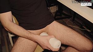 Дърпам си, представяйки си силния оргазъм на жена ти