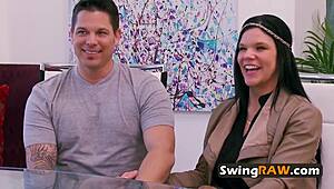 Pasangan amatir terjun ke permainan sex kelompok panas