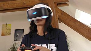 Eva, Isabel och Chrissy spelar Jenga med Playstation 5-kul hemma