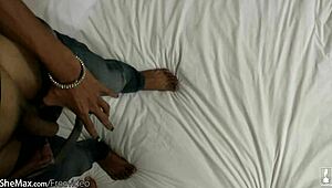 Asiatisk ladyboy med store pupper og liten kuk suger saftig kuk i jeans mens han onanerer