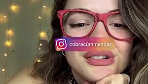 Russe chaude danse avec décolleté boobs qui pendouillent