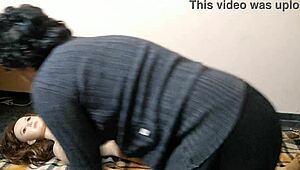 Gola amaterka igra z resnično punčko do utrujenosti