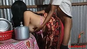 Indiase vrouw geniet van chudai in dorpskeuken met passie.