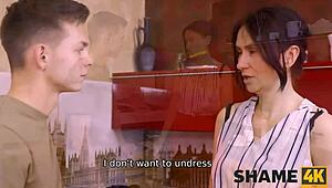 Shame4k Hoța brunetă pătrunsă tare în bucătărie