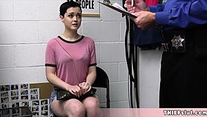 เฮ้ย, ทอมบอยสาวขโมยของ! โดนจับได้ตอนขโมย, ตอนนี้ก้มลงรับการลงโทษแบบหนัก