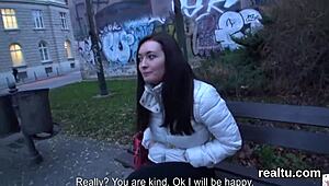 Jeg er chokeret, denne tjekkiske nymfo forførte mig i indkøbscenteret for POV pounding