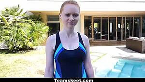 CFNM gadis 18+ - Ruby Red rambut merah pucat dientot pelatih renang outdoor posisi gila