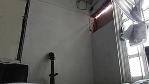 la señora de la limpieza me manda vídeo limpiando mi recámara, voyeur surprise