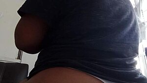 la señora de la limpieza me manda vídeo limpiando mi recámara, voyeur surprise