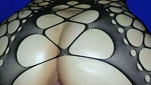 金发美女大屁股在情趣内衣里对着大黑鸡巴喷奶油