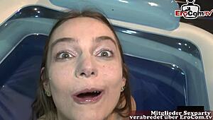 Deutsche Teen 18+ schließt sich wilder Gangbang-Orgie mit Fisting und Pissen für intensives Creampie an